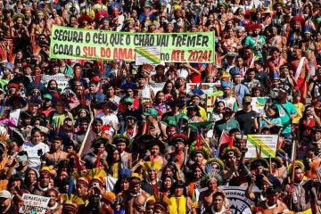 O Acampamento Terra Livre (ATL) acontece até sexta-feira (26), e reúne cerca de sete mil indígenas em Brasília -  (crédito: Marcelo Camargo/Agência Brasil)
