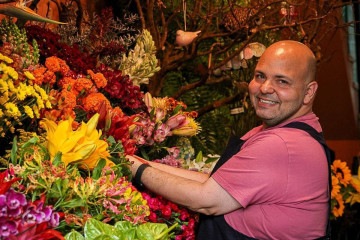A Magia das Flores, na Asa Sul, preparou um catálogo especial, com 15 arranjos e buquês -  (crédito:   Fotos: Kayo Magalhães/CB/D.A Press - Ed Alves/CB/DA.Press)