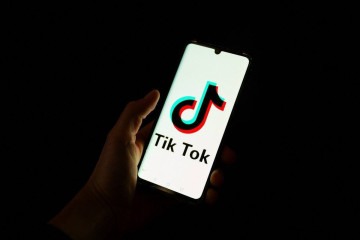 O TikTok poderá ser excluído das lojas virtuais de gigantes tecnológicos, como a Apple e Google, nos Estados Unidos  -  (crédito:  ANTONIN UTZ / AFP)