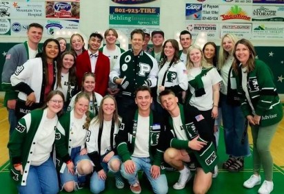 O ator Kevin Bacon, de 65 anos, fez uma visita à escola secundária de Payson, em Utah, nos Estados Unidos, onde o clássico filme 