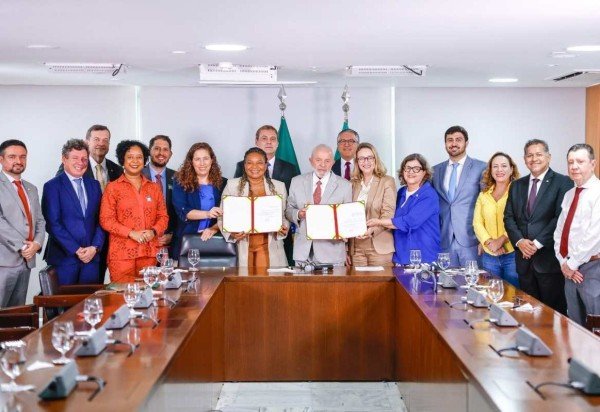 A assinatura ocorreu em cerimônia fechada, no Palácio do Planalto.