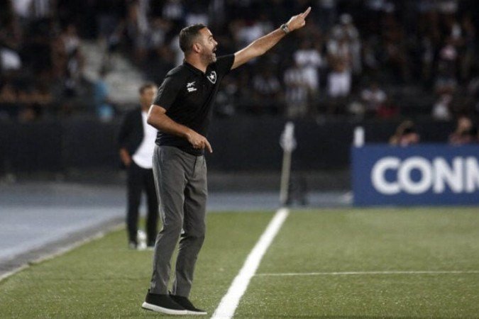 Artur Jorge orienta os jogadores alvinegros no jogo diante do Universitario, no Nilton Santos - (crédito: Foto: Vitor Silva/Botafogo) Artur Jorge orienta os jogadores alvinegros no jogo diante do Universitario, no Nilton Santos - (crédito: Foto: Vitor Silva/Botafogo)