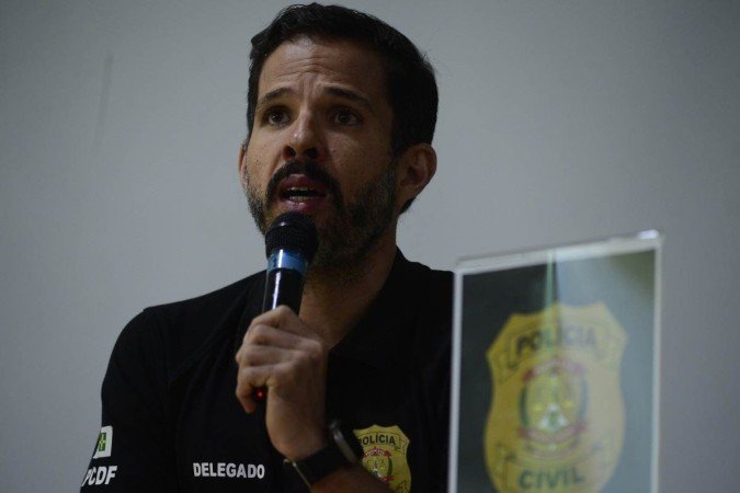Rogério Henrique de Oliveira, delegado coordenador da Cord, em coletiva de imprensa na manhã de ontem: esquema bem estruturado