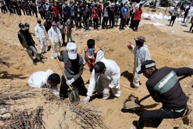 O Escritório de Direitos Humanos da ONU disse ter recebido a denúncia de que 30 corpos foram enterrados no pátio do Hospital al-Shifa -  (crédito: Reuters)