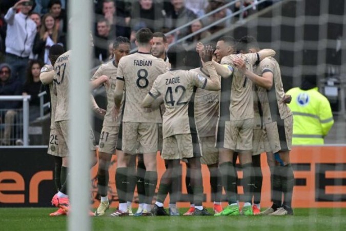 Dembelé comemora um dos gols marcados na vitória do PSG sobre o Lorient - Foto: Damien Meyer/AFP via Getty Images -  (crédito: Damien Meyer/AFP via Getty Images)