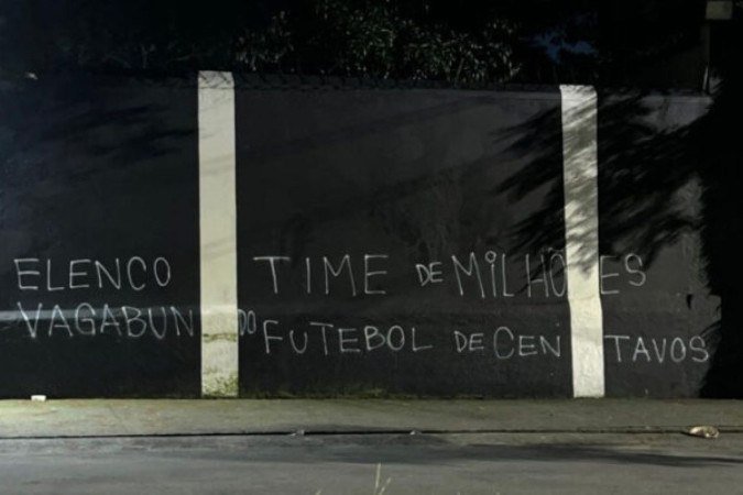 Muro do Parque São Jorge é pichado após nova derrota do Corinthians -  (crédito: Foto: Reprodução de redes sociais)