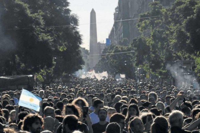 Multidão chega à Praça de Maio durante o gigantesco protesto, um dos maiores contra a 