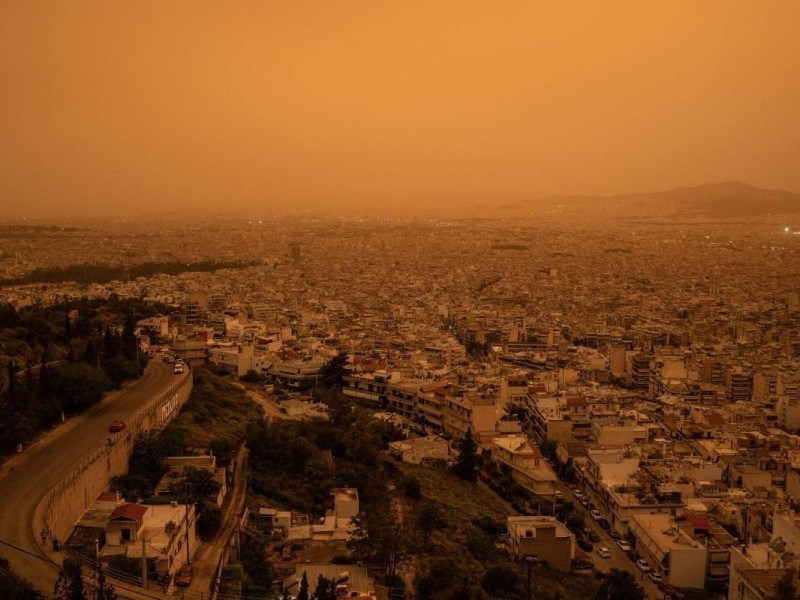 Ventos fortes transportaram poeira do deserto do Saara pelo Mar Mediterrâneo até o continente europeu -  (crédito:  ANGELOS TZORTZINIS / AFP)