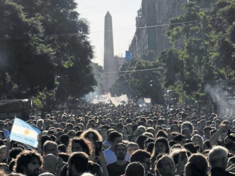 Multidão chega à Praça de Maio durante o gigantesco protesto, um dos maiores contra a 'motosserra' que atingiu as contas do governo -  (crédito: AFP)
