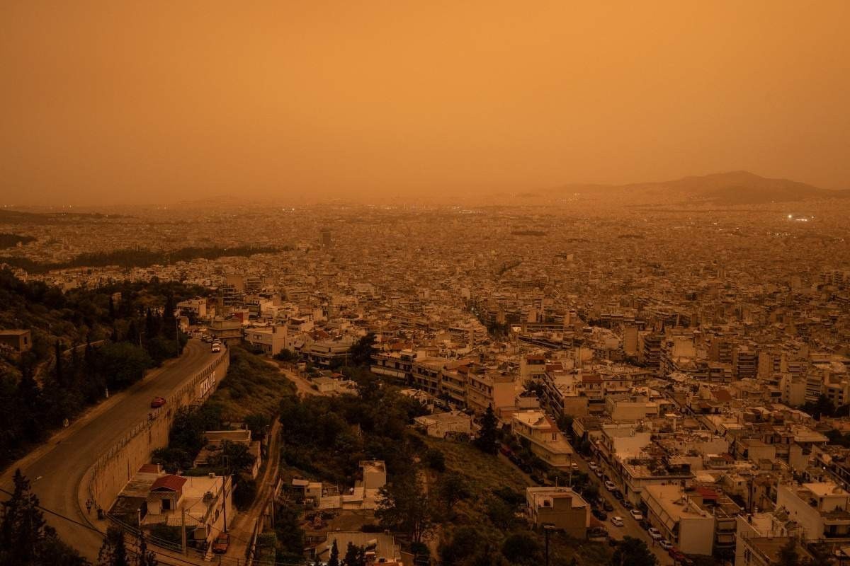 Poeira do deserto de Saara deixa Atenas com céu laranja; veja