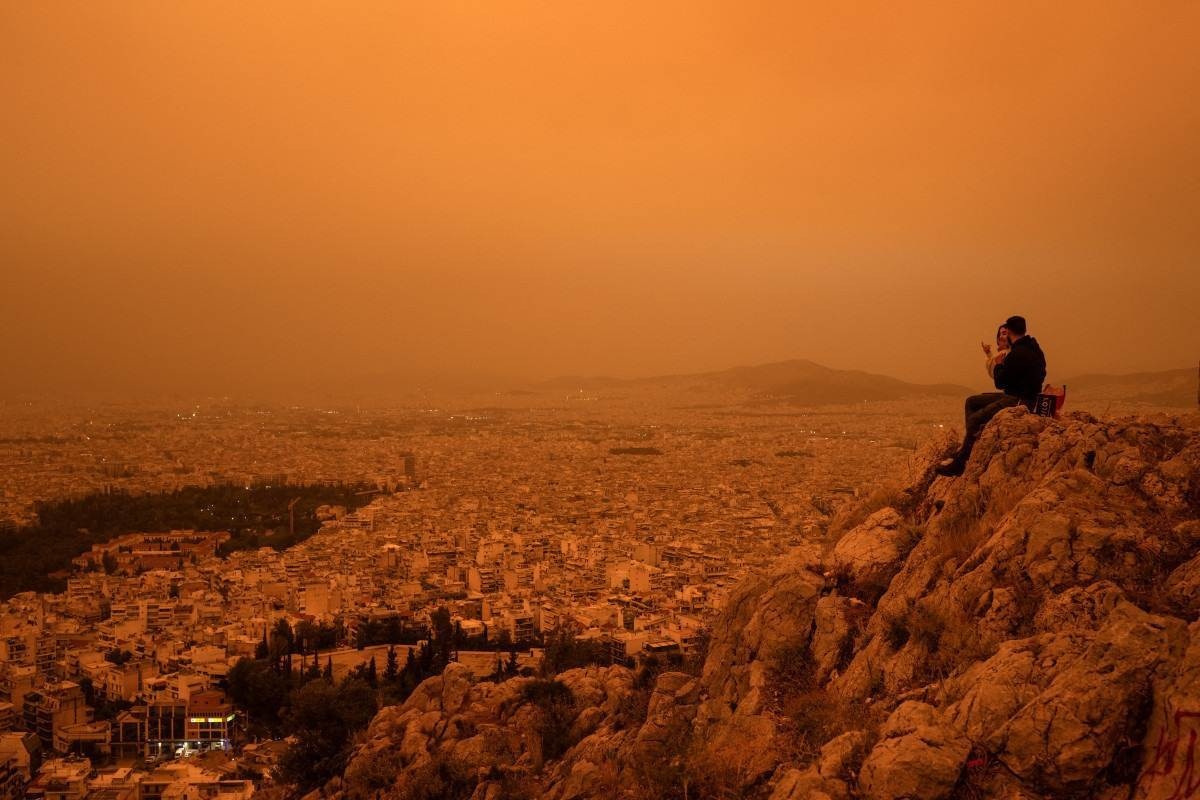 Nuvens de poeira sopradas do Saara cobriram Atenas e outras cidades gregas em 23 de abril de 2024      