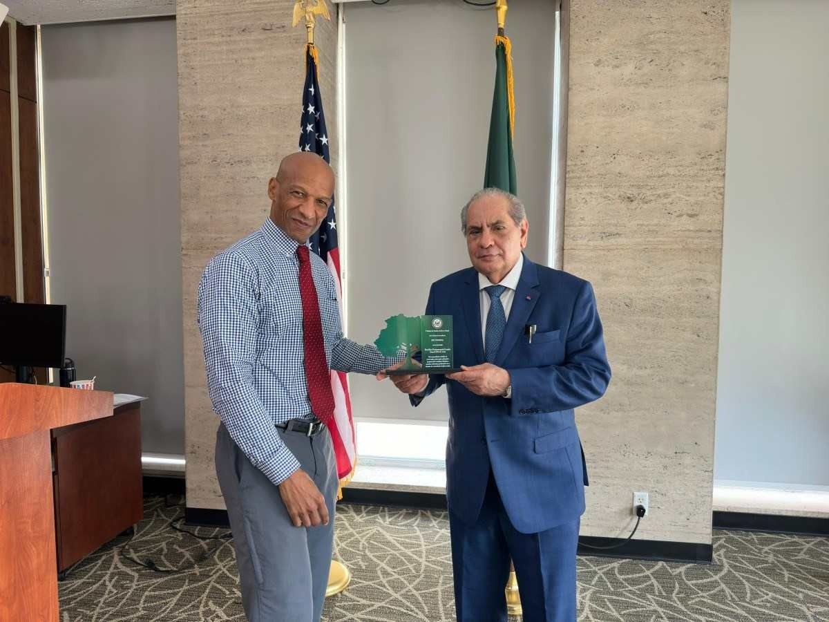 O cônsul-geral interino, Steven Royster, e José Roberto Tadros