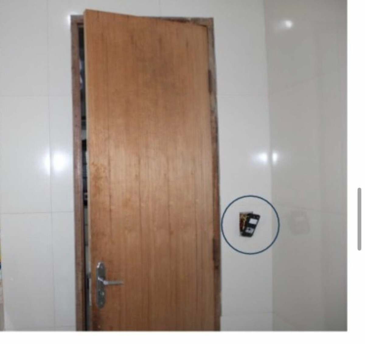 Homem coloca câmera escondida em tomada de banheiro