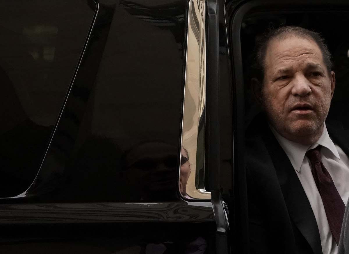 Harvey Weinstein comparece a tribunal após anulação de condenação