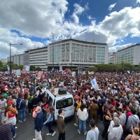 Milhares de portugueses tomaram as ruas nesta quinta-feira para celebrar o dia da Revolução dos Cravos, que devolveu a democracia a Portugal -  (crédito: Vicente Nunes/CB/D.A Press)
