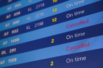  This photograph taken on April 24, 2024, shows a departure information panel with multiple cancelled flights announced as air traffic controllers striked over pay and sector reform, at Roissy-Charles de Gaulle airport. Air traffic in France ran at a snail's pace on April 25, 2024, morning as airlines were forced to cancel flights in response to a strike by air traffic controllers, despite a last-minute agreement with the main union. (Photo by Thomas SAMSON / AFP)
       -  (crédito:  AFP)