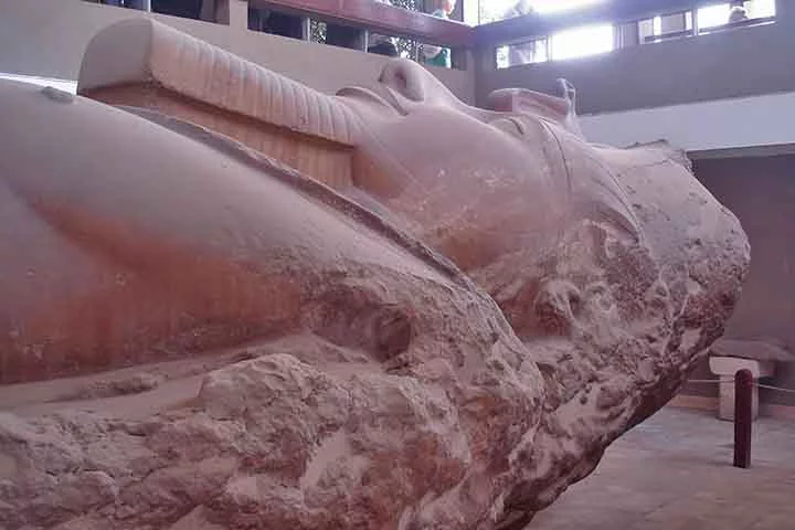 Uma missão arqueológica conjunta entre egípcios e norte-americanos encontrou a parte superior de uma enorme estátua do faraó Ramsés II. Isso aconteceu durante escavações ao sul da cidade egípcia de Minya, afirmou o Ministério de Turismo e Antiguidades do Egito. -  (crédito:  Flickr Jed Scattergood)