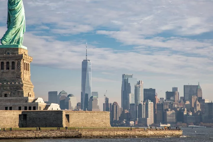 A paisagem de Nova York é famosa no mundo inteira com o Chrysler Building, o One World Trade Center (que substituiu as torres gêmeas destruídas em atentado terrorista), o Empire State e o Flatiron Building, que se destacam na moldura clássica da cidade.  -  (crédito: Elizabeth Iris pexels)