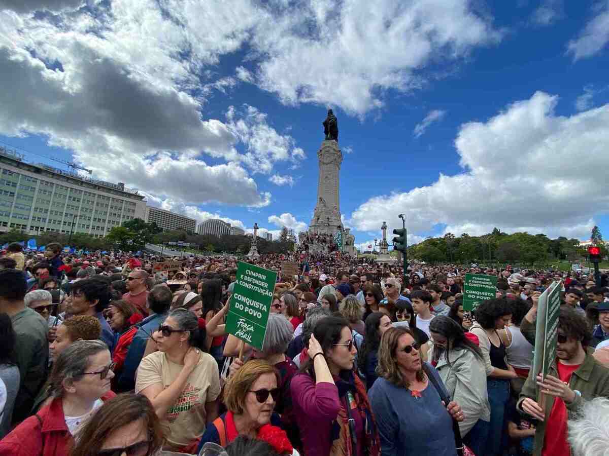 Uma multidão se concentrou na Praça Marquês de Pombal, na capital portuguesa: celebração com cobrança por melhorias -  (crédito: Fotos: Vicente Nunes/CB/D.A Press)