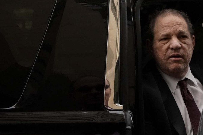 O magnata do cinema Harvey Weinstein retornou ao tribunal de Nova York nesta quarta-feira (1º) pela primeira vez desde que suas condenações foram anuladas naquele estado -  (crédito: TIMOTHY A. CLARY / AFP)