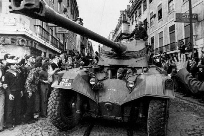 Soldados portugueses montam guarda no dia 28 de abril de 1974, em Lisboa, perto do quartel-general da Guarda Nacional Republicana -  (crédito: AFP VIA GETTY IMAGES)
