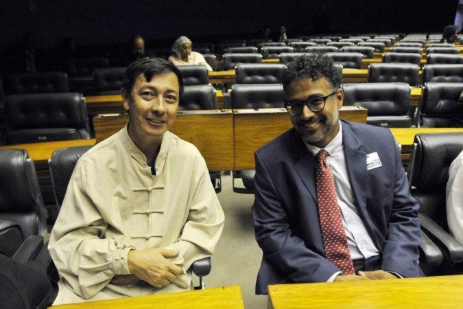 Os médicos Aristein Woo e Marcos Trajano destacam a importância da prática de tai chi chuan na rede pública de saúde 