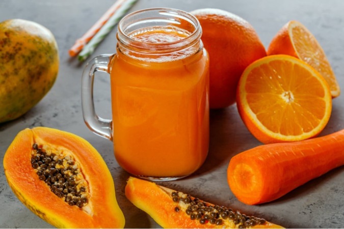 Suco de laranja, cenoura, tomate e mamão (Imagem: Tatiana Bralnina | Shutterstock) -  (crédito: EdiCase - Culinaria -> Diversão e Arte)