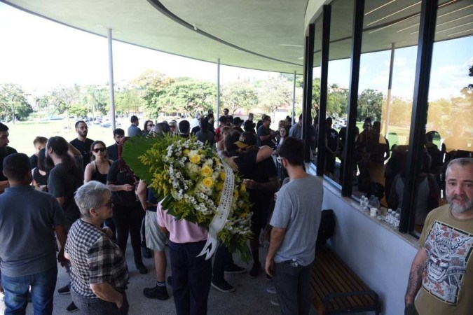 Centenas de amigos e familiares estiveram presente no sepultamento de Kiki Ferrari -  (crédito: Gladyston Rodrigues/EM/D.A Press)