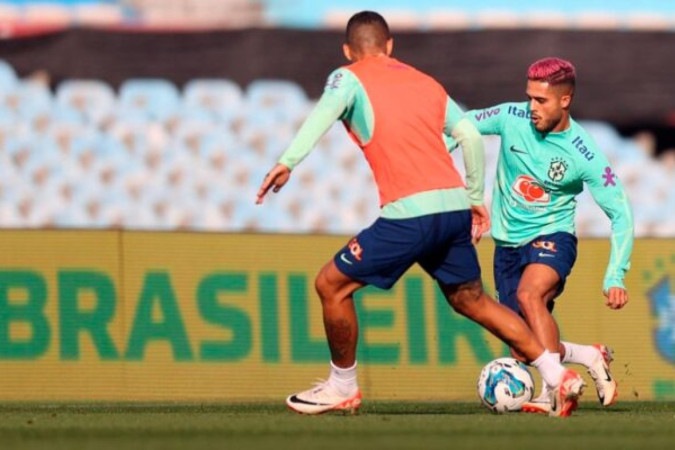 Yan Couto (D) comemora a vitória do Girona contra o Atlético de Madrid no Campeonato Espanhol - Foto: Pau Barrena/AFP via Getty Images -  (crédito: Pau Barrena/AFP via Getty Images)