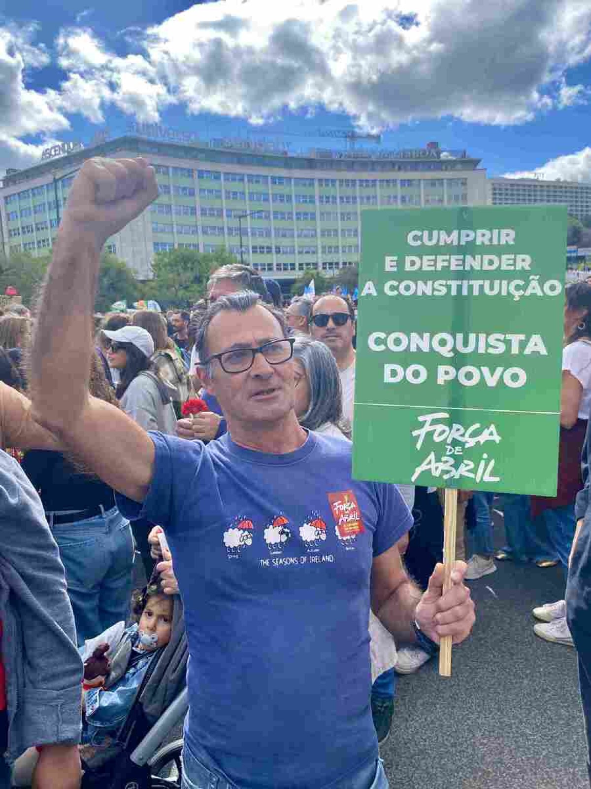 Punho cerrado, o aposentado Carlos Lopes, 63 anos, ressaltou a importância da luta pelas liberdades 
