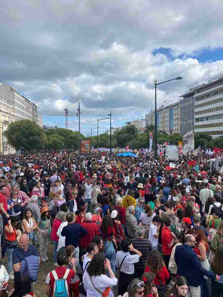 Milhares de portugueses tomaram as ruas nesta quinta-feira para celebrar o 25 de Abril, dia da Revolução dos Cravos