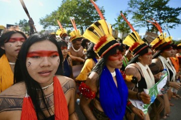 Quando residem dentro de terras indígenas, os nativos têm uma idade mediana de 19 anos -  (crédito: EVARISTO SA / AFP)