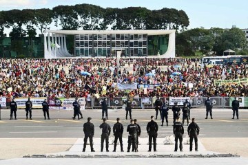 GSI defende a volta das grades na Praça dos Três Poderes para dificultar o acesso de manifestantes ao Palácio do Planalto -  (crédito: EVARISTO SA / AFP)