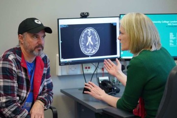 Oncologista Heather Shaw conversa com Steve Young, de 52 anos, que se submeteu ao tratamento  -  (crédito: Yui Mok/PA/Divulgação)