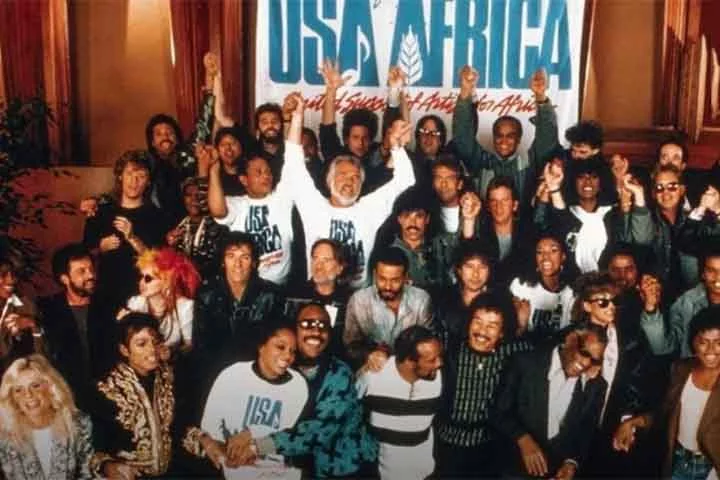 Em 1985, 42 astros e estrelas da música mundial se reuniram em um estúdio de Los Angeles, nos Estados Unidos, para gravar o clipe da canção “We Are The World” em um projeto de combate à fome na África.
 -  (crédito:  Reprodução de Youtube)