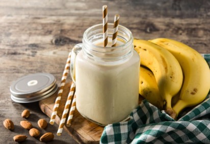 Vitamina de banana e amêndoas (Imagem: etorres | Shutterstock) -  (crédito: EdiCase - Culinaria -> Diversão e Arte)