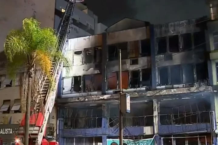 Dez pessoas morreram e outras 13 ficaram feridas após um incêndio atingir uma pousada no centro de Porto Alegre (RS) na madrugada desta sexta-feira (26/04). -  (crédito: reprodução tv globo)