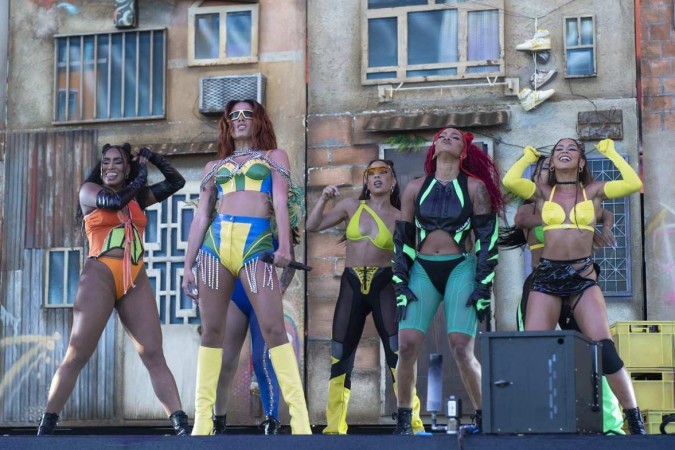 A cantora brasileira Anitta (2ª à esquerda) se apresenta no palco durante o Coachella Valley Music and Arts Festival em Indio, Califórnia, em 15 de abril de 2022 -  (crédito: VALERIE MACON / AFP)