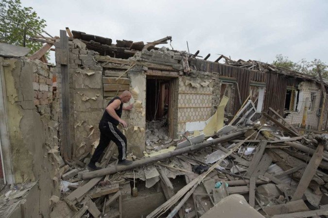  A man walks past a damaged apartment hit by recent shelling, what local officials called a Ukrainian military strike, in Donetsk, Russian-controlled Ukraine, on April 26, 2024, amid the ongoing Russia-Ukraine conflict. (Photo by AFP)
       -  (crédito:  AFP)