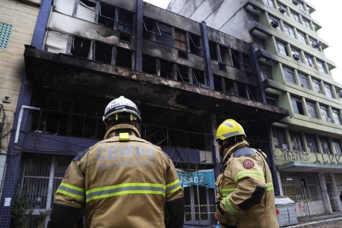 Bombeiros debelaram o fogo na pousada por volta das 5h. Os corpos dos mortos foram encontrados no primeiro, no segundo e no terceiro pisos      -  (crédito:  SILVIO AVILA/AFP)