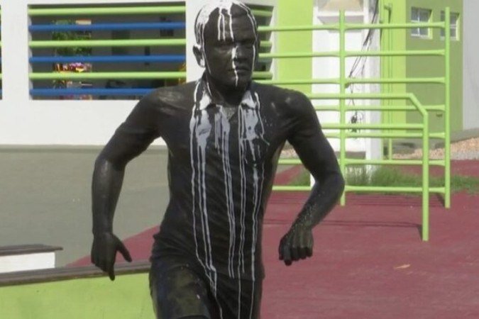 Populares já vandalizaram estátua de Daniel Alves no interior da Bahia - (crédito: Foto: Reprodução) Populares já vandalizaram estátua de Daniel Alves no interior da Bahia - (crédito: Foto: Reprodução)
