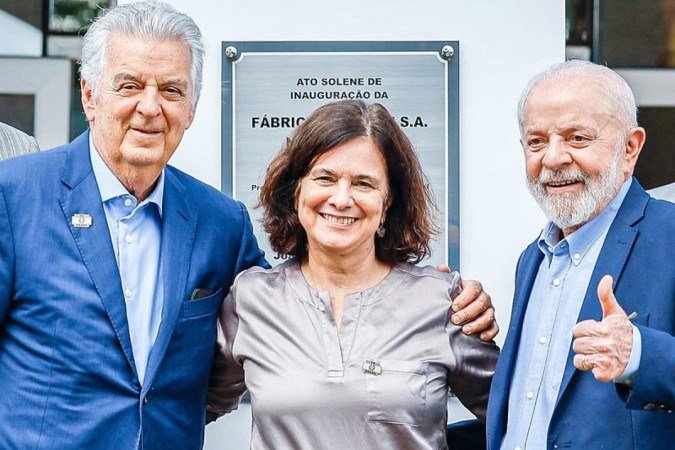 Lula e Nísia Trindade, ao lado do ex-ministro Mares Guia, em visita à planta de produção de insulina da Biomm, em Nova Lima (MG)
 
