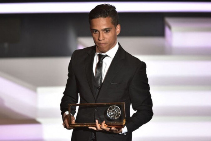  Vila Nova's Brazilian forward Wendell Lira, formerly of Goianesia, poses after receiving the 2015 FIFA Puskas Award for the 