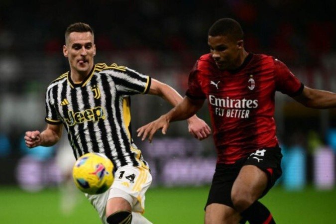 Milik, da Juve, briga com Thiaw, do Milan. Os dois estarão em campo neste sábado - (crédito: Foto: Marco Bertorello/AFP via Getty Images) Milik, da Juve, briga com Thiaw, do Milan. Os dois estarão em campo neste sábado - (crédito: Foto: Marco Bertorello/AFP via Getty Images)