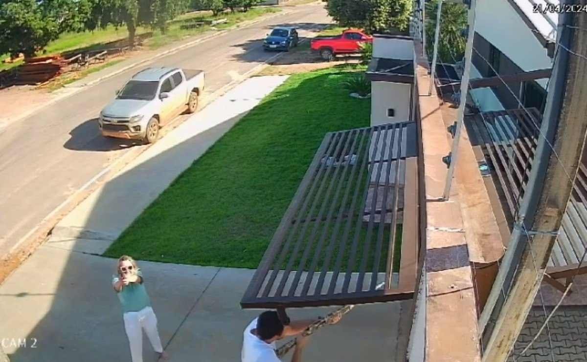 Imagens mostram mãe e filho atirando contra idosos e rindo para câmera