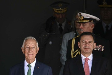 O primeiro-ministro, Luís Montenegro (D), desmentiu o presidente, Marcelo Rebelo de Sousa (E) -  (crédito: PATRICIA DE MELO MOREIRA / AFP)