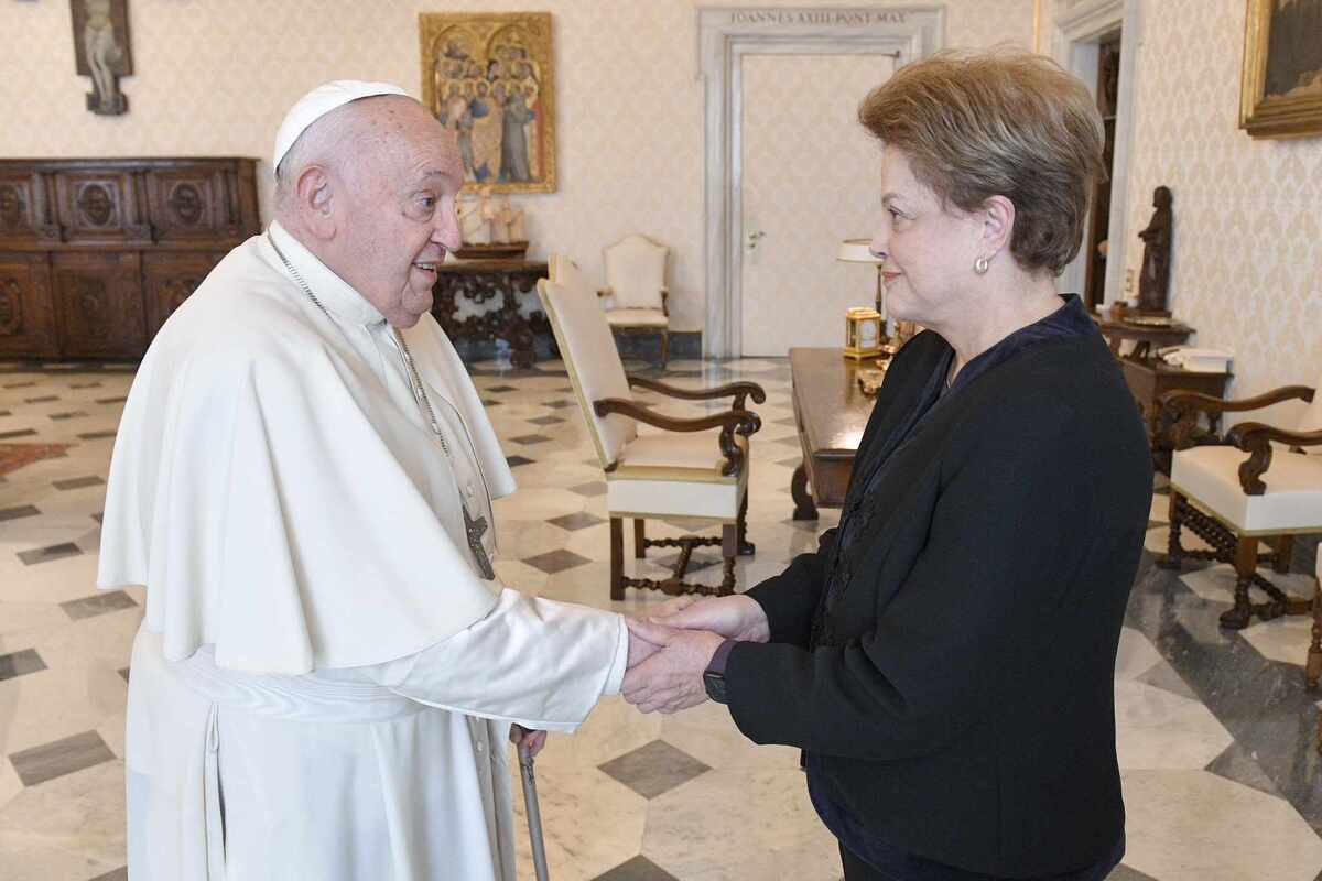 Papa Francisco recebe a ex-presidente Dilma Rousseff, atual presidente do Banco dos Brics, no Vaticano -  (crédito: Vatican Media/Divulgação)