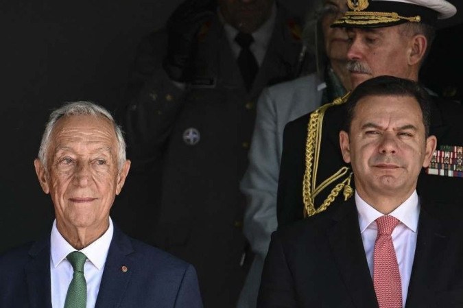 O primeiro-ministro, Luís Montenegro (D), desmentiu o presidente, Marcelo Rebelo de Sousa (E) -  (crédito: PATRICIA DE MELO MOREIRA / AFP)