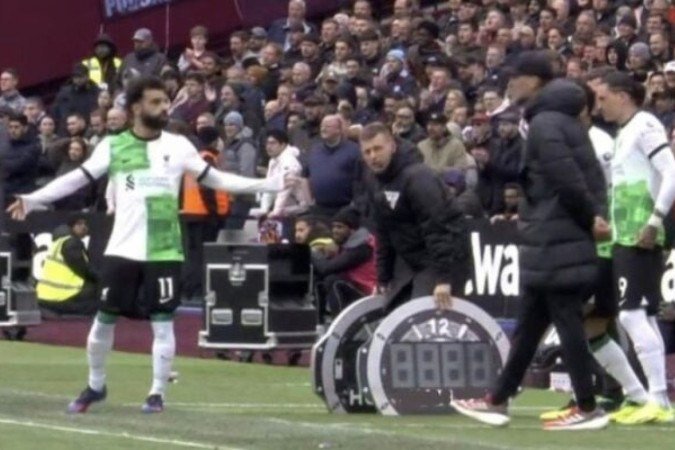 Klopp se desentendeu com Salah em jogo do Liverpool - (crédito: Reprodução Twitter) Klopp se desentendeu com Salah em jogo do Liverpool - (crédito: Reprodução Twitter)