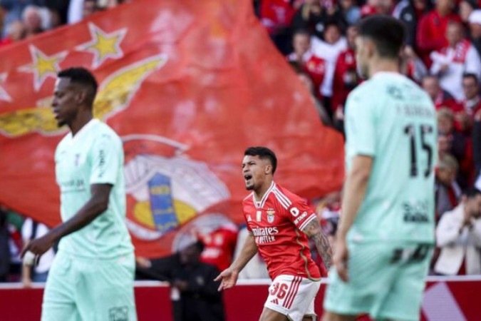 TOPSHOT - Benfica's Brazilian forward Marcos Leonardo #36 celebrates scoring during the Portuguese League football match between SL Benfica and SC Braga at the Luz stadium in Lisbon on April 27, 2024. (Photo by FILIPE AMORIM / AFP) (Photo by FILIPE AMORIM/AFP via Getty Images)
- (crédito: AFP via Getty Images) TOPSHOT - Benfica's Brazilian forward Marcos Leonardo #36 celebrates scoring during the Portuguese League football match between SL Benfica and SC Braga at the Luz stadium in Lisbon on April 27, 2024. (Photo by FILIPE AMORIM / AFP) (Photo by FILIPE AMORIM/AFP via Getty Images)
- (crédito: AFP via Getty Images)